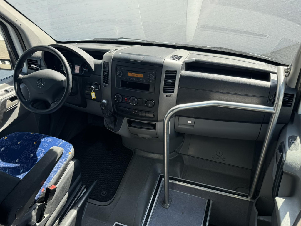47067587-3.jpg